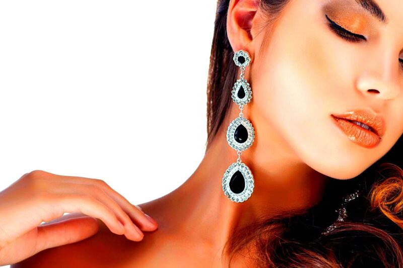 The Best Earring Shapes for Oval and Heart Faces