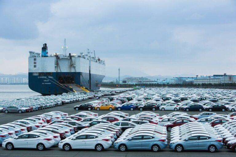 Cars-next-to-container-ship-2