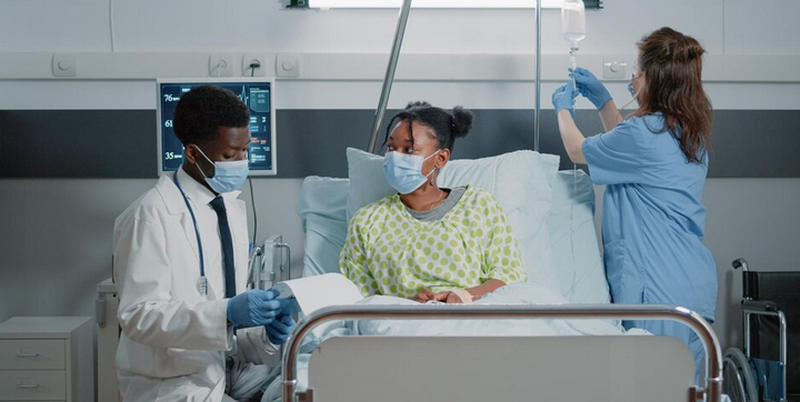 Suasana Klinis: Interaksi Kemanusiaan di Ruang Perawatan Darurat