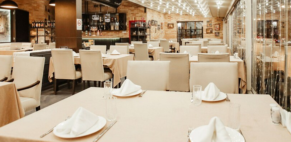 Kehangatan Modern: Pesona Interior Restoran Bernuansa Beige dan Cokelat