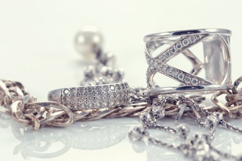 Customized Silver Jewelry: Elegant Pieces That Reflect Your Style