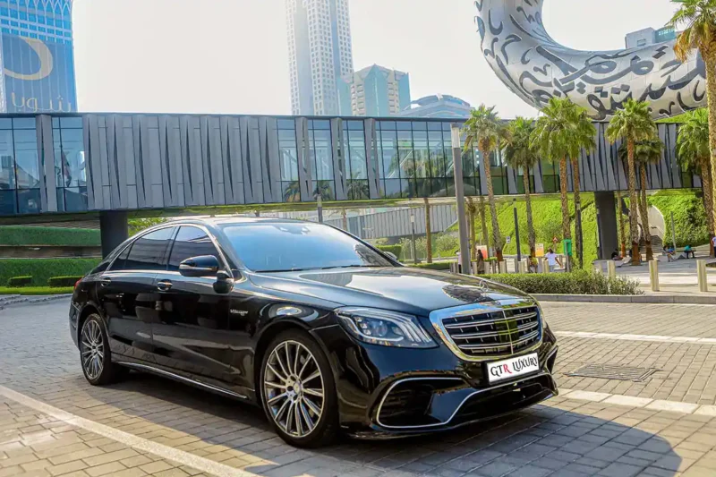 The Ideal Times to Rent a Convertible Mercedes in Dubai: Perfect Weather & Scenic Drives
