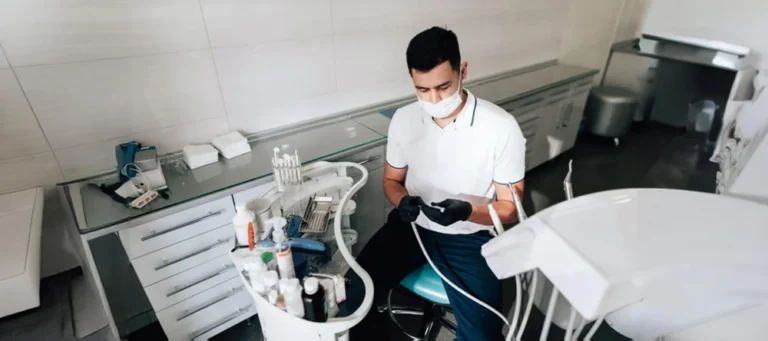 Dentist_preparing_instruments_ae09fe03-f2cc-4b65-bdd9-a0c02126b062