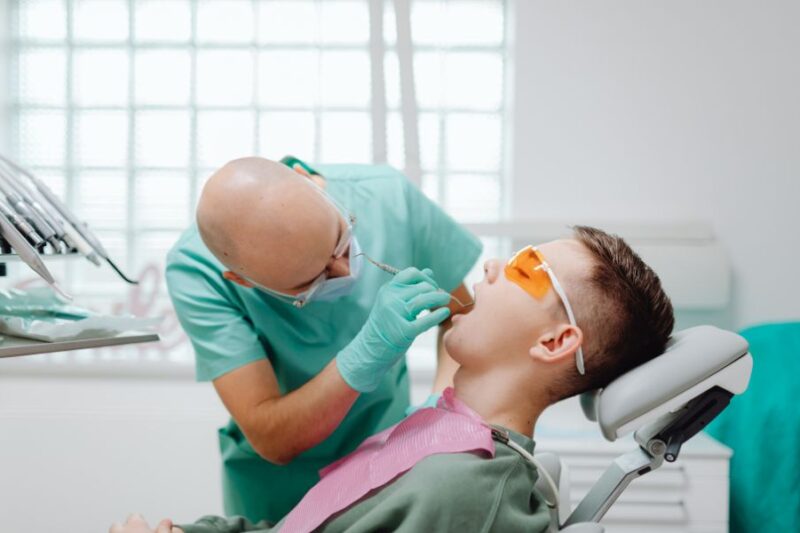 How to Choose the Right Cosmetic Dentist for Teeth Whitening