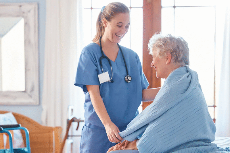 ما الذي يجعل الرعاية الخاصة لكبار السن في المنزل فعّالة؟