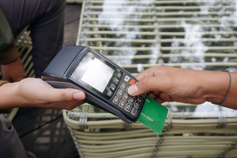 How Ingenico Desk 5000 is Revolutionizing In-Store Payment Systems for Merchants