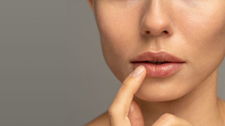 كيف يُعالج علاج شفاه المدخنين الشفاه المتضررة؟