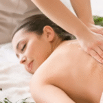 كيف يُعزز علاج الوجه للظهر نعومة البشرة؟