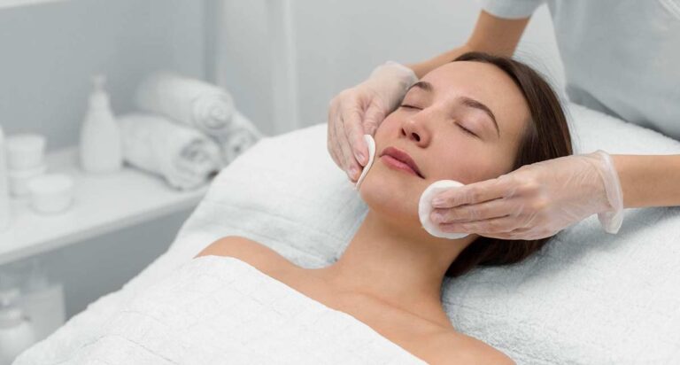 هل تقشير الألماس آمن للبشرة الحساسة؟