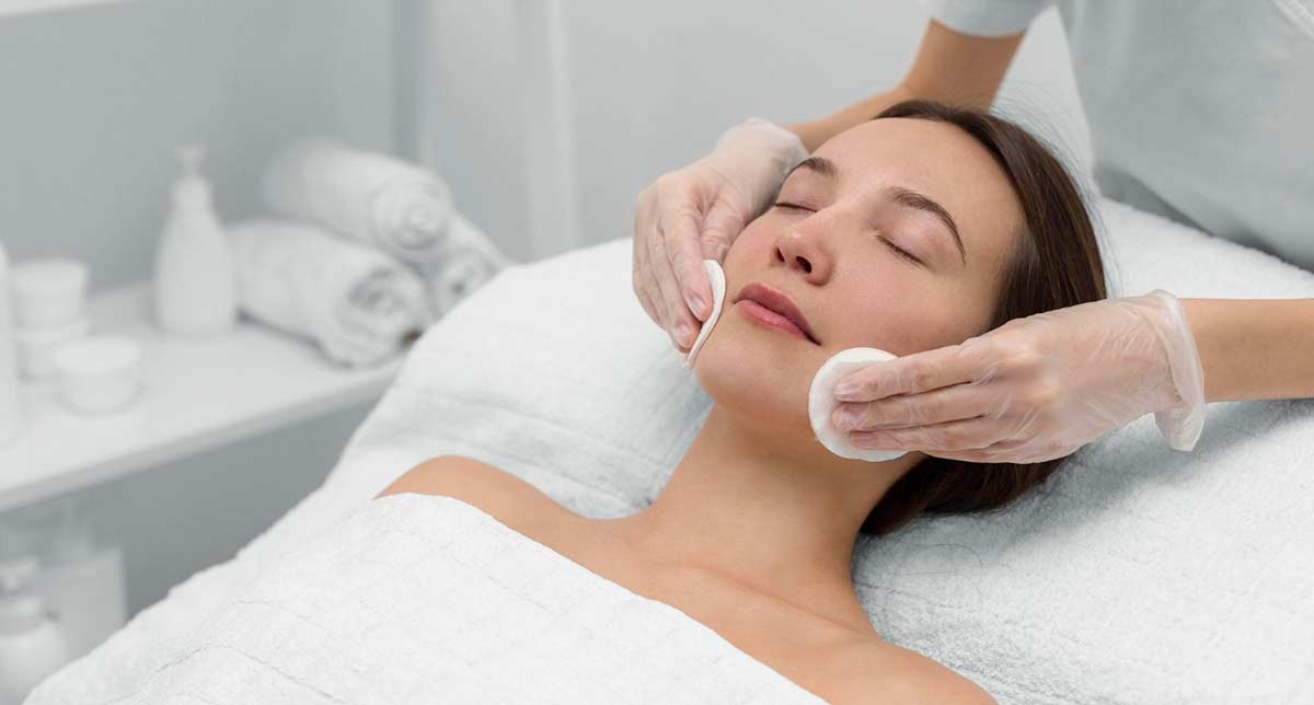 هل تقشير الألماس آمن للبشرة الحساسة؟