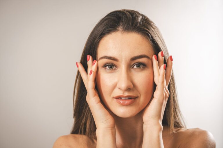 هل علاج تنعيم التجاعيد آمن للبشرة؟